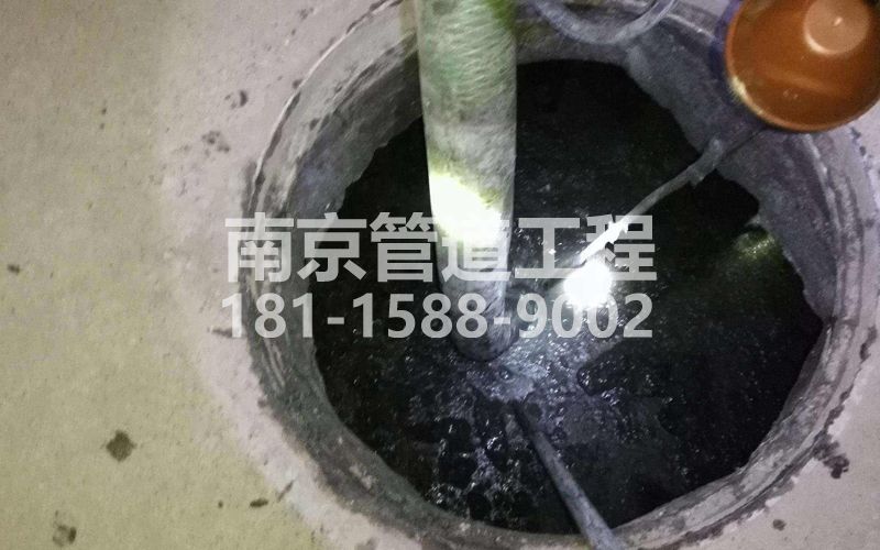 216江湾清理化粪池