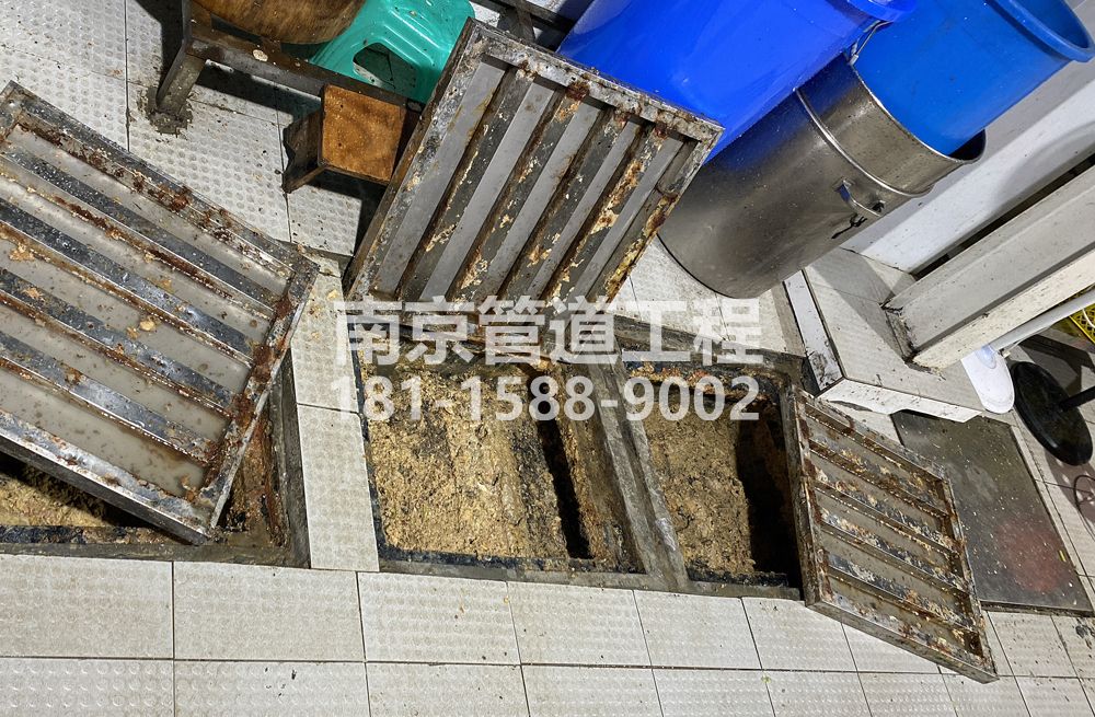 278江湾城管中队食堂隔油池清理